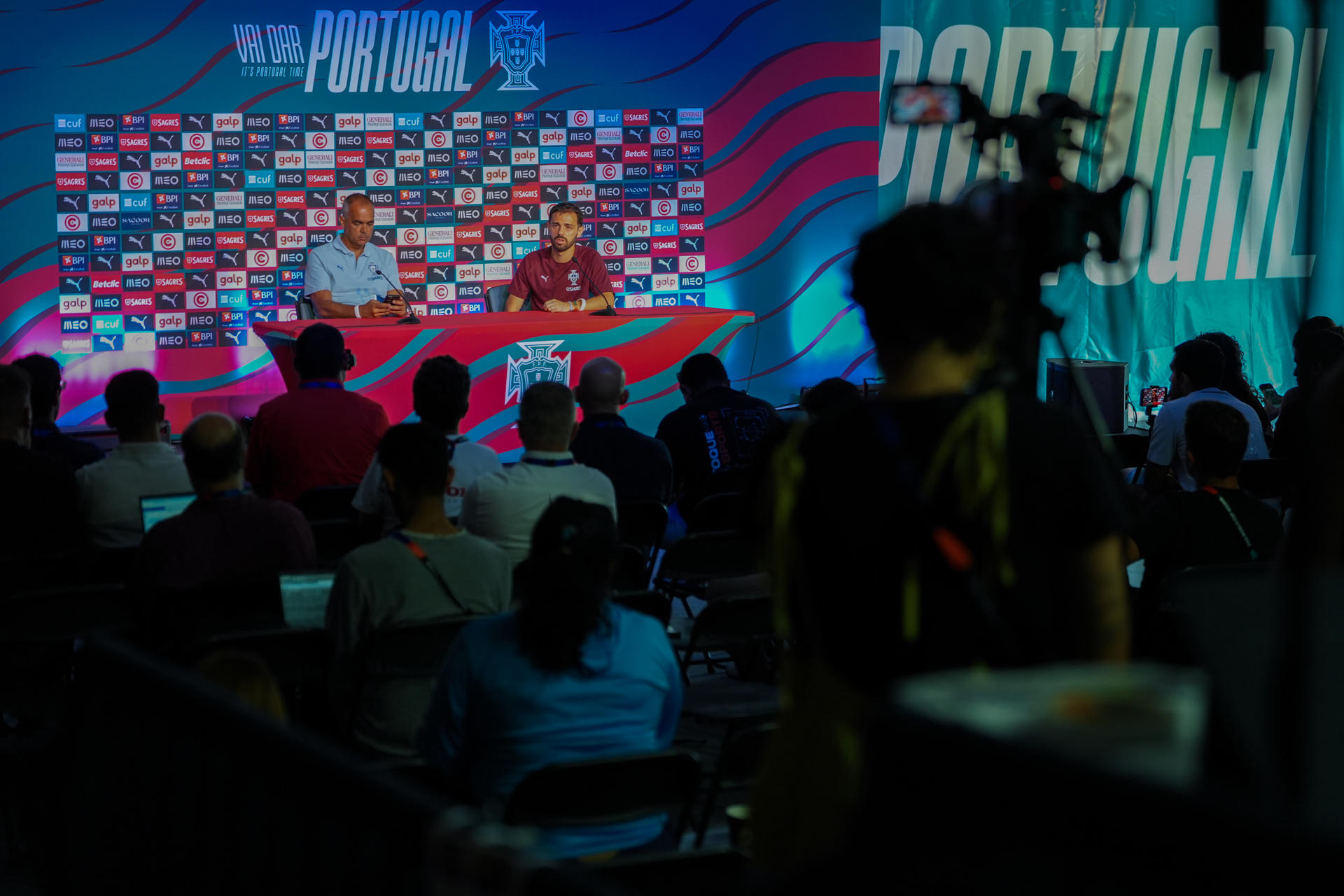 El centrocampista portugués Bernardo Silva (d) en rueda de prensa en la sede de concentración de la selección nacional de Portugal en Palm Beach (Florida, EEUU). EFE/ Alberto Boal
