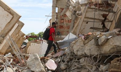 Un hombre camina sobre escombros de edificaciones destruidas este martes, en La Guaira (Venezuela). EFE/ Raúl Martínez