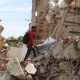 Un hombre camina sobre escombros de edificaciones destruidas este martes, en La Guaira (Venezuela). EFE/ Raúl Martínez