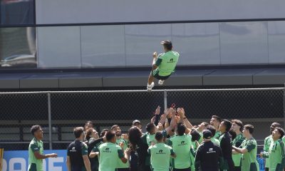 Los jugadores de la selección de fútbol de México mantean a Orbelín Pineda durante el entrenamiento que el combinado nacional practica este viernes en el Centro de Alto Rendimiento, en Ciudad de México. EFE/Sashenka Gutiérrez