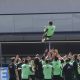 Los jugadores de la selección de fútbol de México mantean a Orbelín Pineda durante el entrenamiento que el combinado nacional practica este viernes en el Centro de Alto Rendimiento, en Ciudad de México. EFE/Sashenka Gutiérrez