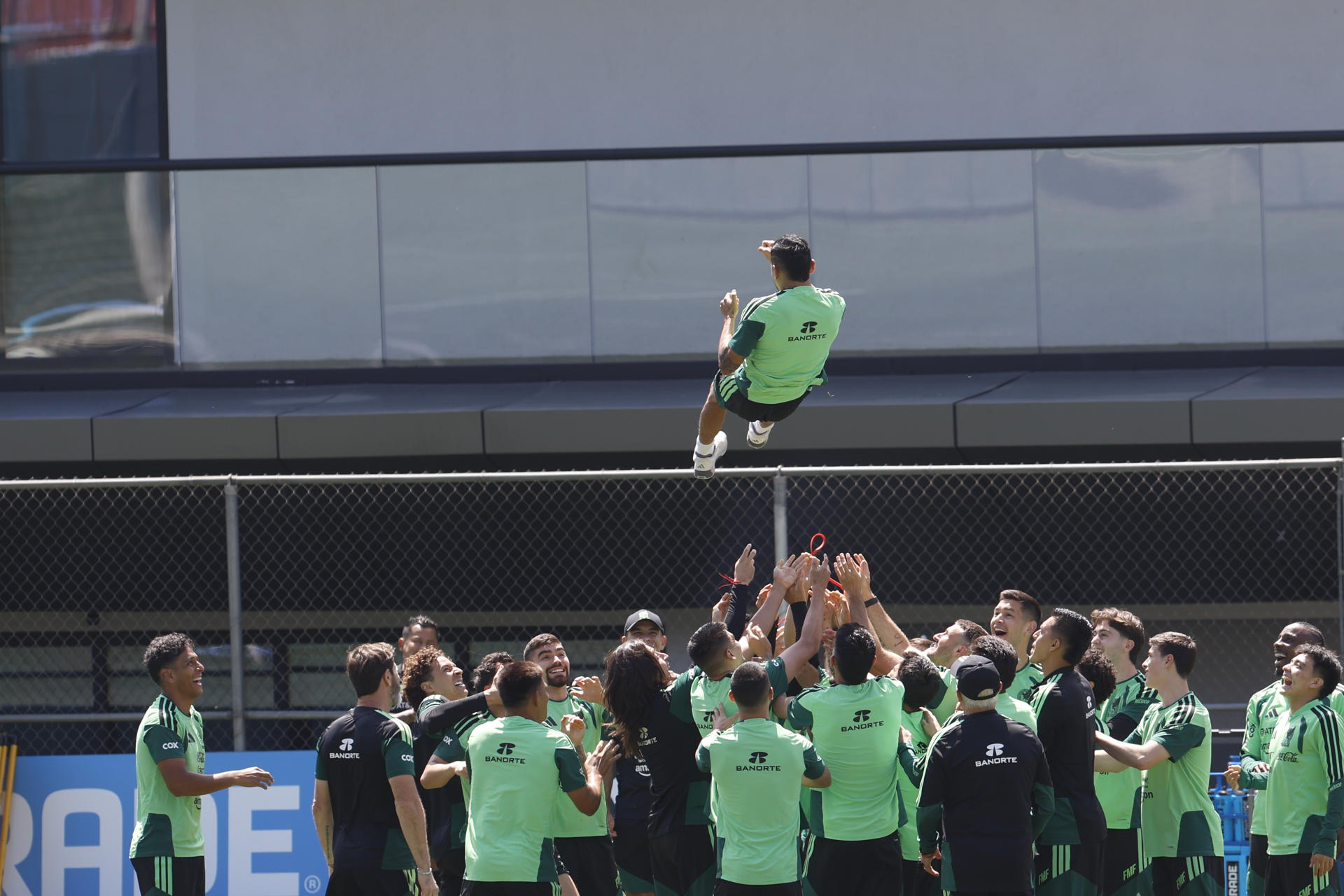 Los jugadores de la selección de fútbol de México mantean a Orbelín Pineda durante el entrenamiento que el combinado nacional practica este viernes en el Centro de Alto Rendimiento, en Ciudad de México. EFE/Sashenka Gutiérrez