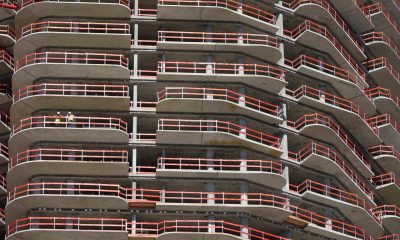 Dos empleados de la construcción permanecen en uno de los balcones de la Grand Tower, el edificio residencial más alto de Alemania, en Fráncfort, en una imagen de archivo. EFE/ Mauritz Antin