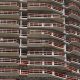 Dos empleados de la construcción permanecen en uno de los balcones de la Grand Tower, el edificio residencial más alto de Alemania, en Fráncfort, en una imagen de archivo. EFE/ Mauritz Antin