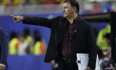 El seleccionador de Colombia, Néstor Lorenzo, dirige durante un partido del grupo K en el Mundial de la FIFA 2026 entre Colombia y Portugal en el estadio Hard Rock de Miami (EE.UU.). EFE/ Alberto Estevez