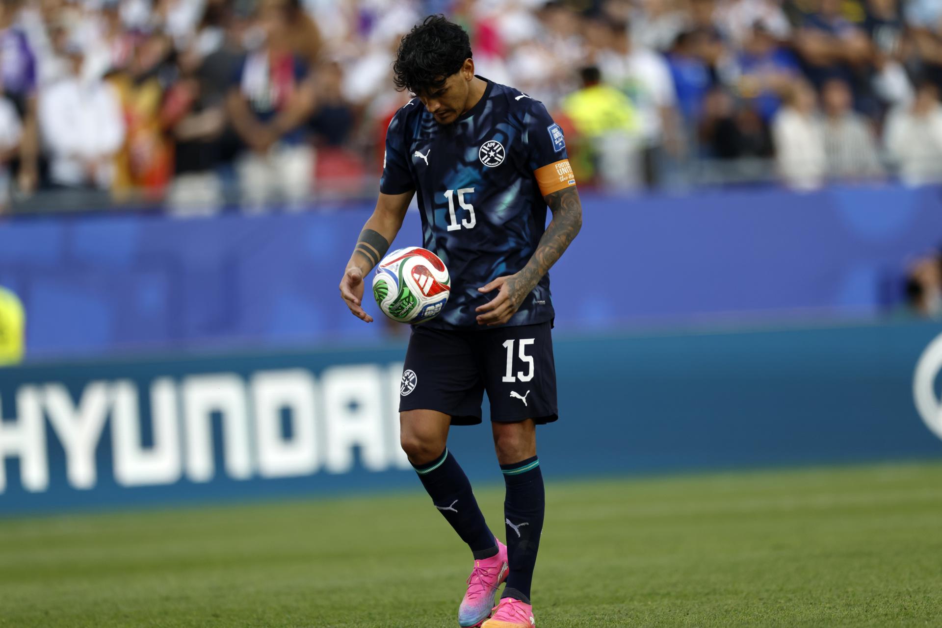 Gustavo Gómez, de Paraguay, se alista para ejecutar su lanzamiento durante la tanda de penaltis del partido de dieciseisavos de final de la Copa Mundial de la FIFA 2026 entre Alemania y Paraguay en Boston, Massachusetts (EE.UU.). EFE/GREG COOPER