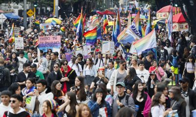 Personas participan en la marcha del Día del Orgullo LGTBI este domingo, en Bogotá (Colombia). EFE/ Carlos Ortega