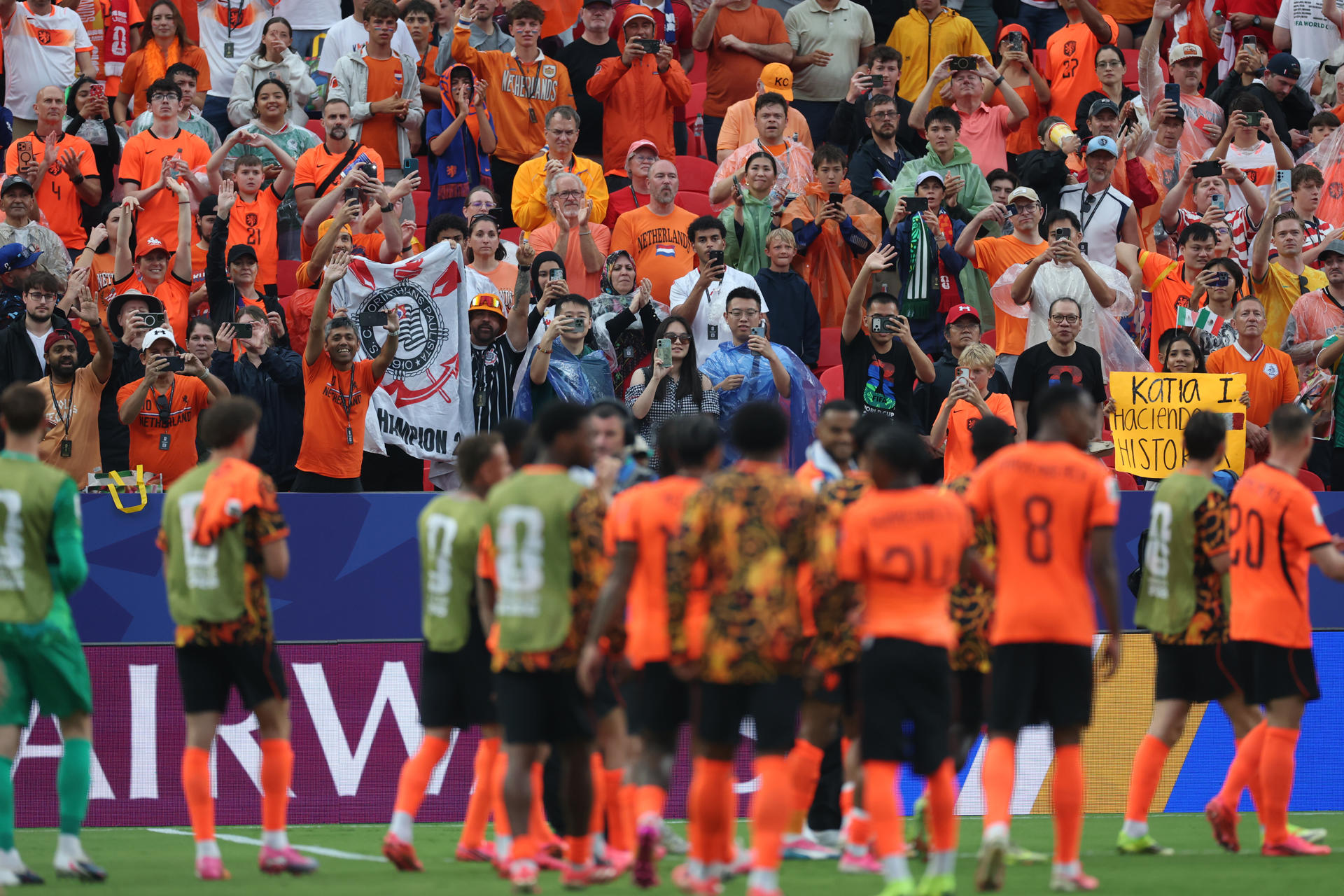 Jugadores de Países Bajos celebran al finalizar un partido del grupo F del Mundial de la FIFA 2026. EFE/ Juan Ignacio Roncoroni