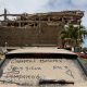 Detalle del vidrio panorámico de un automóvil cubierto de polvo y con los nombres de personas desaparecidas durante los terremotos del pasado miércoles, en Catia La Mar (Venezuela). EFE/ Ronald Peña
