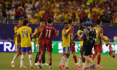 Jugadores de Colombia y Portugal se felicitan al término del partido que empataron este sábado sin goles en Miami y que les garantizó, en ese orden, el primer y segundo puesto del Grupo K con miras a los dieciseisavos de final del Mundial. EFE/EPA/CRISTOBAL HERRERA-ULASHKEVICH