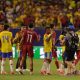 Jugadores de Colombia y Portugal se felicitan al término del partido que empataron este sábado sin goles en Miami y que les garantizó, en ese orden, el primer y segundo puesto del Grupo K con miras a los dieciseisavos de final del Mundial. EFE/EPA/CRISTOBAL HERRERA-ULASHKEVICH