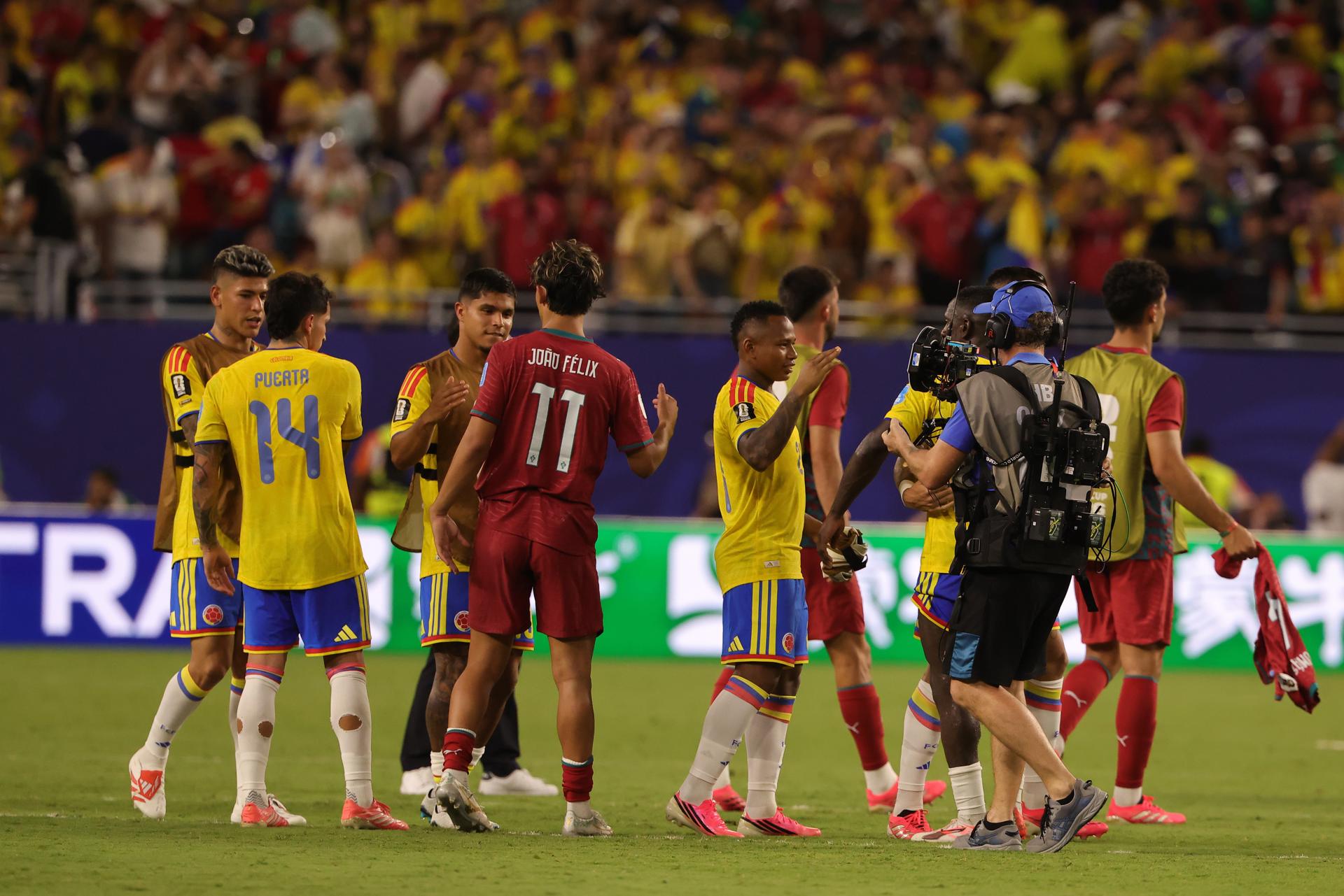 Jugadores de Colombia y Portugal se felicitan al término del partido que empataron este sábado sin goles en Miami y que les garantizó, en ese orden, el primer y segundo puesto del Grupo K con miras a los dieciseisavos de final del Mundial. EFE/EPA/CRISTOBAL HERRERA-ULASHKEVICH