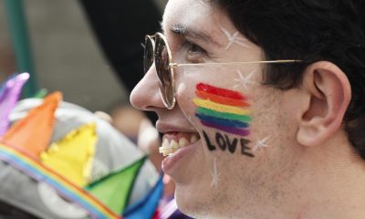 Una persona participa en la marcha del Día del Orgullo LGTBI este domingo, en Bogotá (Colombia). EFE/ Carlos Ortega