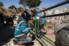 Personas reparan una baranda del Parque Laikakota este domingo, en La Paz (Bolivia). EFE/ Gabriel Márquez
