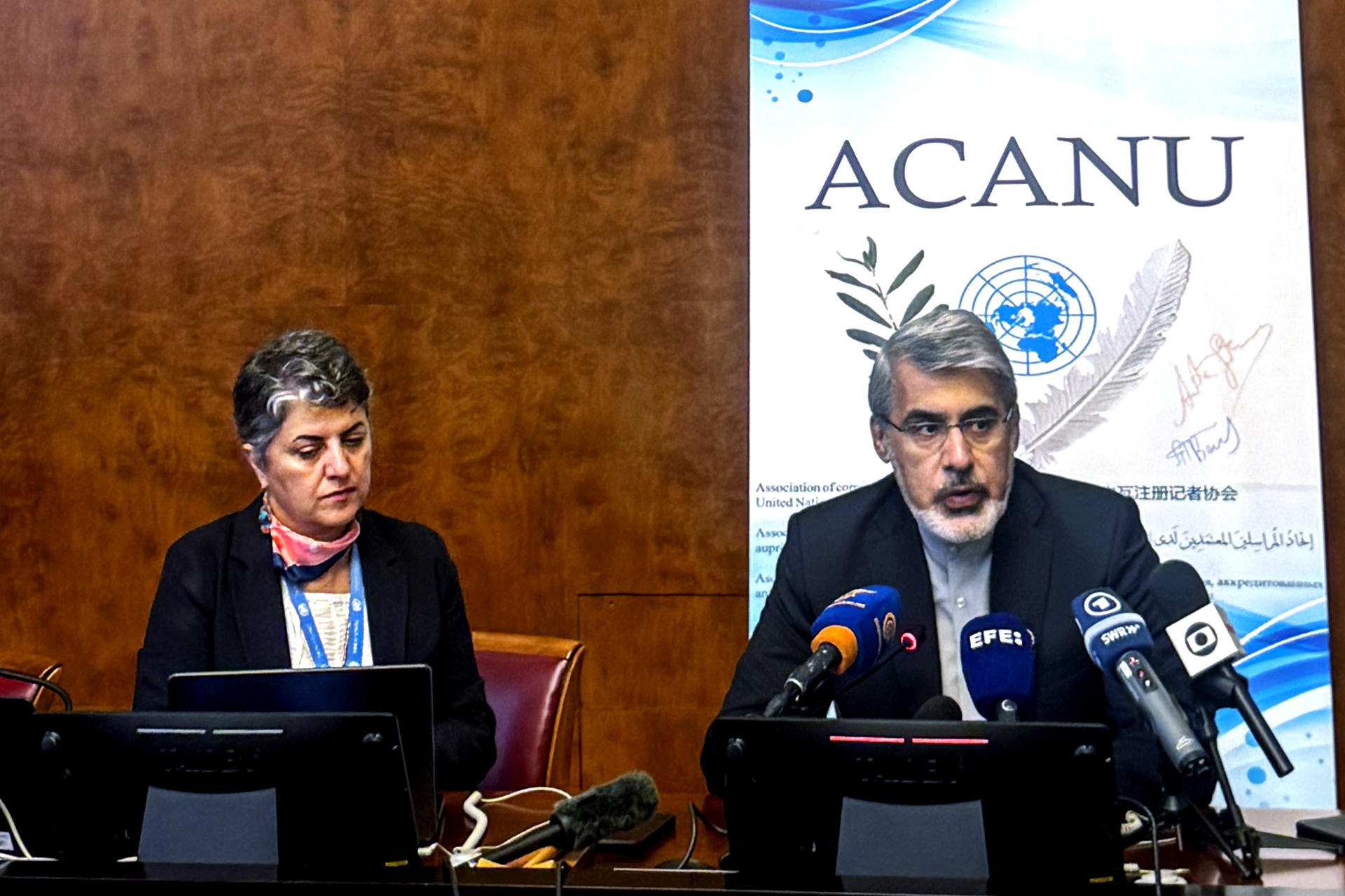 El embajador de Irán ante la ONU en Ginebra, Ali Bahreini (d), atiende a los medios este martes en el marco de las negociaciones técnicas celebradas en Suiza entre las delegaciones de Irán y Estados Unidos. EFE/ Antonio Broto