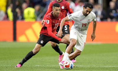 Ahmed Fatouh (i), de Egipto, y Saman Ghoddos, de Irán, en acción durante el partido de la fase de grupos de la Copa Mundial de la FIFA 2026 entre Egipto e Irán en Seattle (EE.UU.). EFE/STEPHEN BRASHEAR