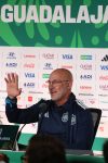 El seleccionador de España, Luis de la Fuente, habla en una rueda de prensa este jueves, en el estadio Guadalajara en Jalisco (México). EFE/ Alex Cruz
