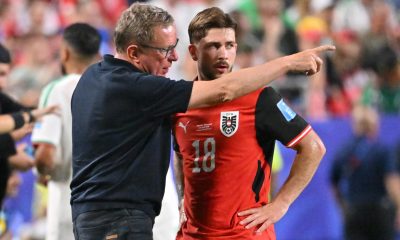 Fotografía del pasado 27 de junio, en la que puede verse al seleccionador de Austria, Ralf Rangnick (i), dando instrucciones al futbolista Romano Schmid durante un partido del Mundial de Estados Unidos, México y Canadá. EFE/ AMY KONTRAS