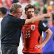 Fotografía del pasado 27 de junio, en la que puede verse al seleccionador de Austria, Ralf Rangnick (i), dando instrucciones al futbolista Romano Schmid durante un partido del Mundial de Estados Unidos, México y Canadá. EFE/ AMY KONTRAS
