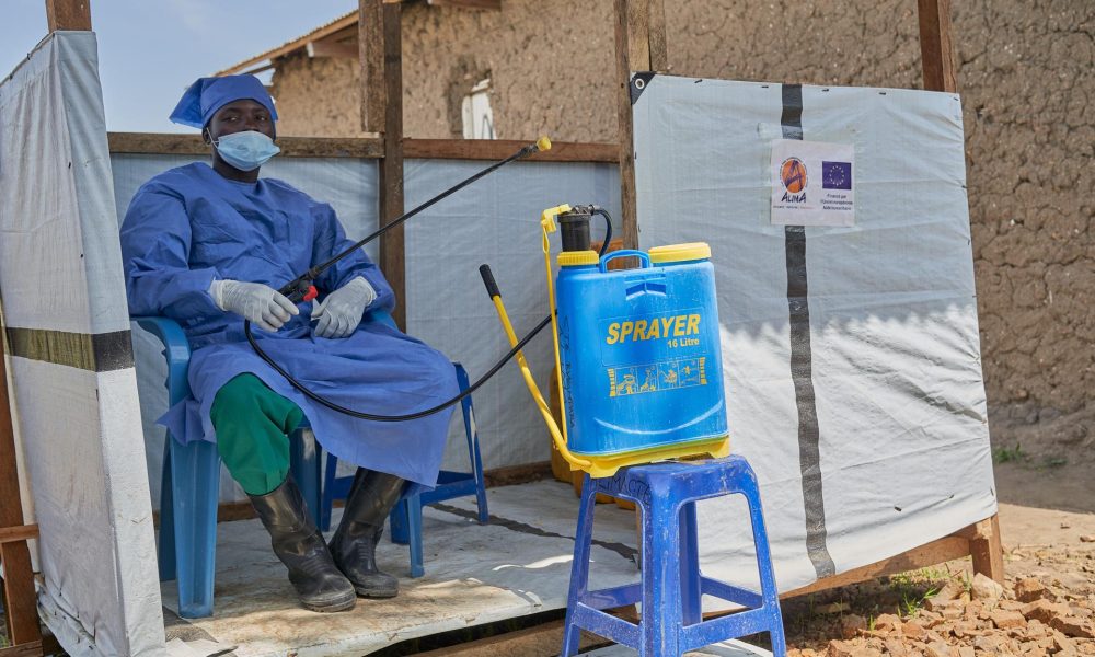 Un hombre con un traje de protección opera un pulverizador lleno de desinfectante en un centro de tratamiento de Ébola gestionado por la ONG Alianza para la Acción Médica (ALIMA) en Rwampara, Ituri, República Democrática del Congo, 20 de junio de 2026. EFE/EPA/DIEUDONNE DIROLE