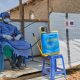 Un hombre con un traje de protección opera un pulverizador lleno de desinfectante en un centro de tratamiento de Ébola gestionado por la ONG Alianza para la Acción Médica (ALIMA) en Rwampara, Ituri, República Democrática del Congo, 20 de junio de 2026. EFE/EPA/DIEUDONNE DIROLE