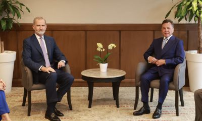 Fotografía cedida por la Casa de su Majestad El Rey del rey Felipe VI (i) de España junto al gobernador de Jalisco, Jesús Pablo Lemus, durante una reunión este viernes, en Guadalajara (México). EFE/ Casa De S.M. El Rey /SOLO USO EDITORIAL/NO VENTAS/ SOLO DISPONIBLE PARA ILUSTRAR LA NOTICIA QUE ACOMPAÑA (CRÉDITO OBLIGATORIO)