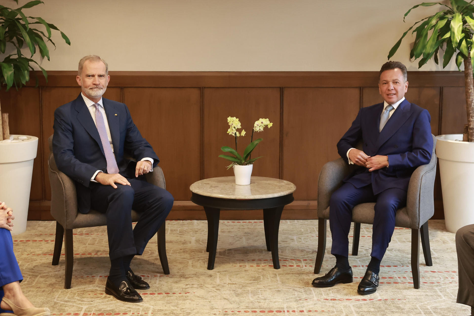 Fotografía cedida por la Casa de su Majestad El Rey del rey Felipe VI (i) de España junto al gobernador de Jalisco, Jesús Pablo Lemus, durante una reunión este viernes, en Guadalajara (México). EFE/ Casa De S.M. El Rey /SOLO USO EDITORIAL/NO VENTAS/ SOLO DISPONIBLE PARA ILUSTRAR LA NOTICIA QUE ACOMPAÑA (CRÉDITO OBLIGATORIO)