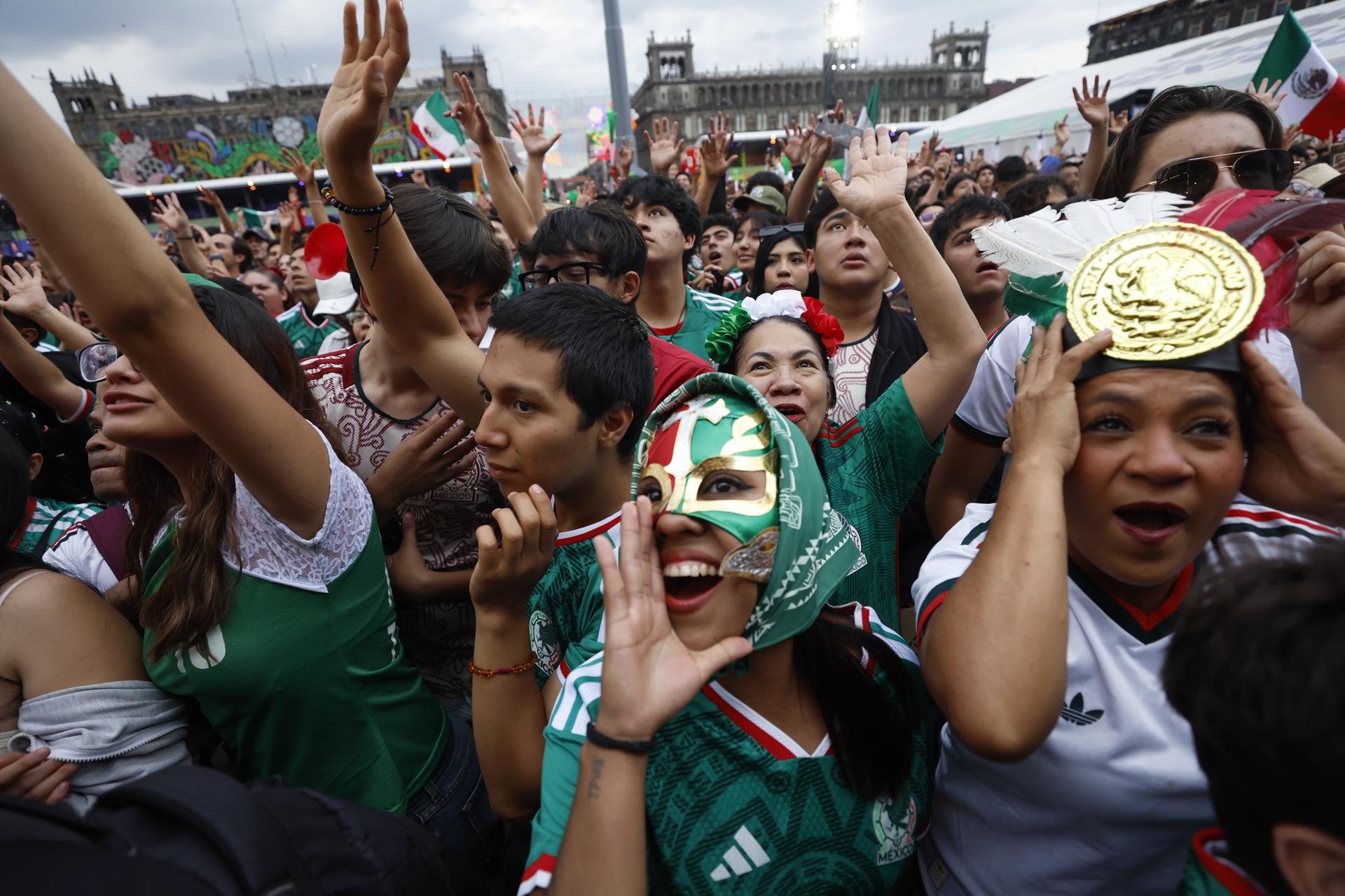 Aficionados de México reaccionan durante la transmisión del partido del Mundial de la FIFA 2026 entre República Checa y México, este miércoles en el Fan Fest del Zócalo de Ciudad de México (México). EFE/ Sáshenka Gutiérrez