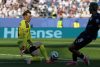 El guardameta alemán Manuel Neuer con su verdugo paraguayo, Julio Enciso, durante el partido de dieciseisavos de final del Mundial en Boston. EFE/EPA/GREG M. COOPER