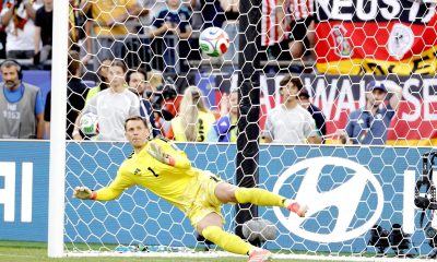 Manuel Neuer, de Alemania, no puede atajar el remate de José Canale, el último de la tanda de penaltis que le dio el pase a Paraguay a octavos del Mundial. EFE/EPA/SHAWN THEW