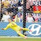 Manuel Neuer, de Alemania, no puede atajar el remate de José Canale, el último de la tanda de penaltis que le dio el pase a Paraguay a octavos del Mundial. EFE/EPA/SHAWN THEW