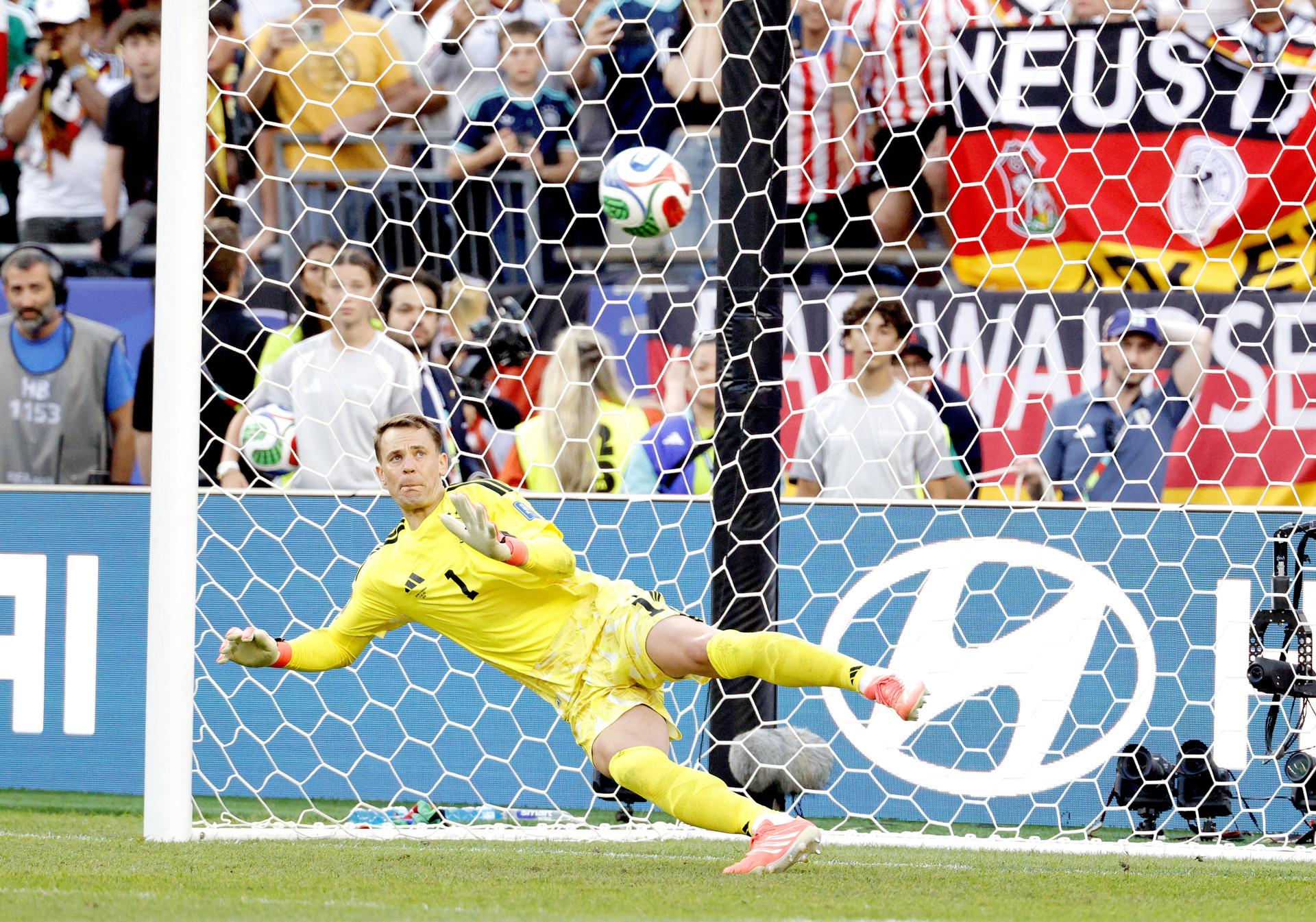 Manuel Neuer, de Alemania, no puede atajar el remate de José Canale, el último de la tanda de penaltis que le dio el pase a Paraguay a octavos del Mundial. EFE/EPA/SHAWN THEW