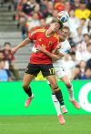 Charles De Ketelaere (i), de Bélgica, y Finn Surman, de Nueva Zelanda, en acción durante el partido de la fase de grupos de la Copa Mundial de la FIFA 2026 entre Nueva Zelanda y Bélgica en Vancouver (Canadá). EFE/BOB FRID

