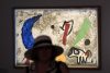 -Un periodista posa frente a la obra Modelo para Els gossos V, del artista catalán Joan Miró, expuesta en la muestra Joan Miró, Mallorca: el taller de los sueños, durante una visita previa para la prensa en el Museo de Arte Hyacinthe Rigaud de Perpiñán, en el sur de Francia, el 26 de junio de 2026 (publicado el 27 de junio de 2026). Una importante exposición que reúne alrededor de 100 obras del reconocido artista español Joan Miró, entre las que se incluyen pinturas, objetos, fotografías panorámicas y material audiovisual, se celebra del 27 de junio al 31 de diciembre de 2026. EFE/EPA/GUILLAUME HORCAJUELO
