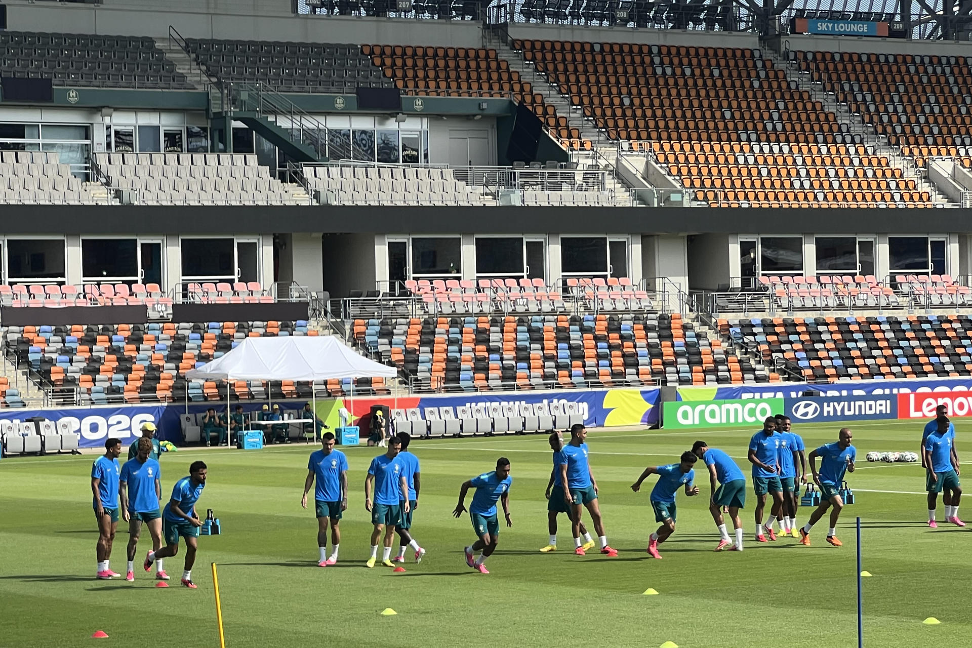 Jugadores de Brasil entrenan este domingo, en Houston (EE.UU.). Vinicius Junior acaparó los focos en el estadio del Houston Dynamo, donde Brasil organizó su último entrenamiento antes del duelo de dieciseisavos de final del Mundial contra Japón, en el que el extremo madridista está llamado a llevar de la mano a la Canarinha. EFE/ Andrea Montolivo
