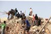 Personas realizan labores de búsqueda en una zona afectada por los terremotos, en La Guaira (Venezuela). EFE/ Ronald Peña R

