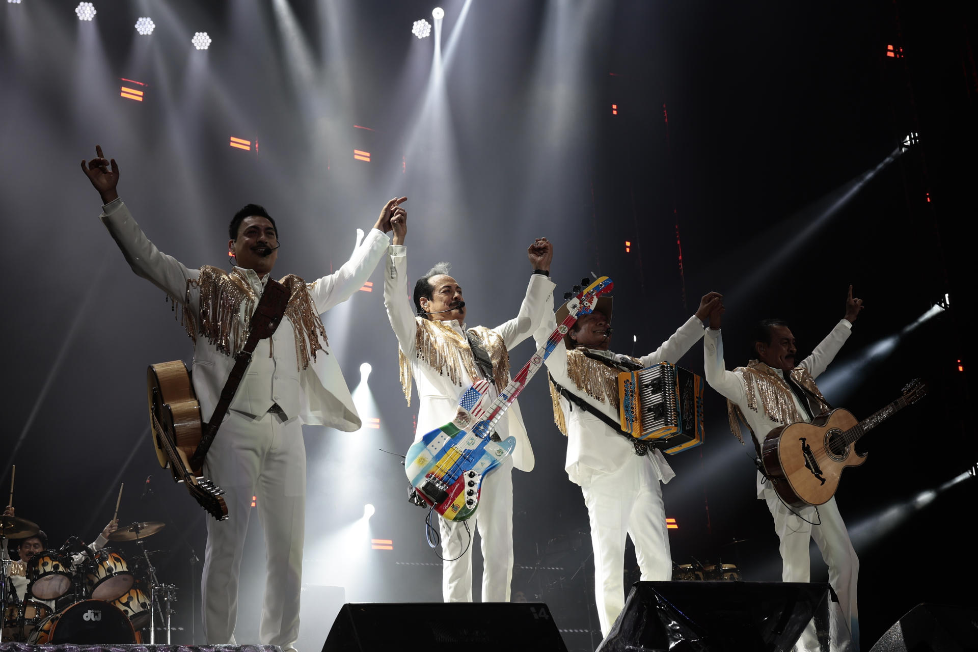 Los integrantes de la agrupación mexicana 'Los Tigres del Norte', Luis Hernández (i), Hernán Hernández (2-i), Jorge Hernández (2-d) y Eduardo Hernández fueron captados este 27 de junio, durante un concierto en el Estadio GNP, en Ciudad de México (México). EFE/José Méndez