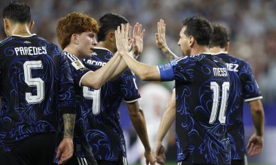 Jugadores de Argentina celebran ese sábado en Dallas la tercera victoria en el Mundial en igual número de salidas. EFE/ Mariscal