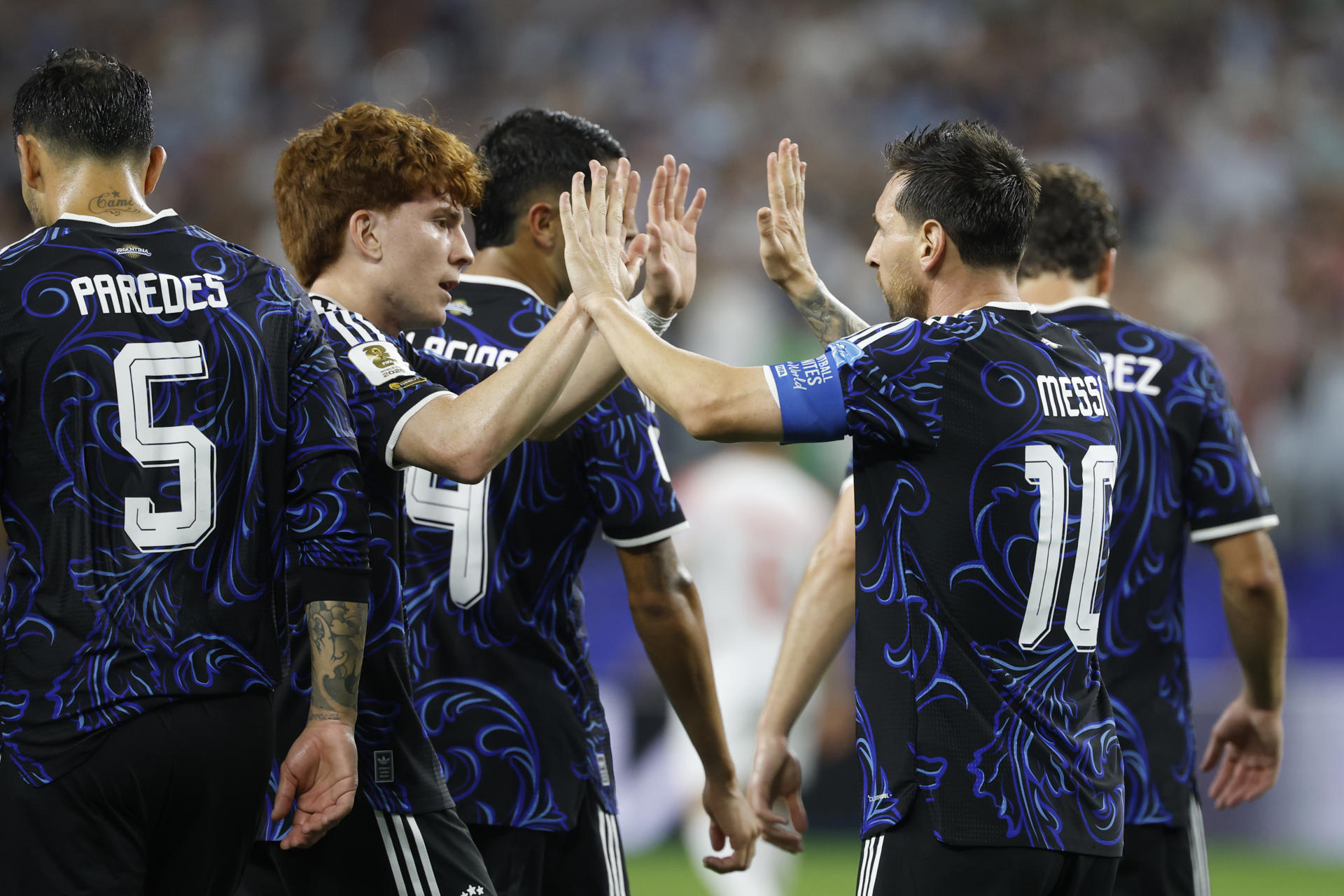 Jugadores de Argentina celebran ese sábado en Dallas la tercera victoria en el Mundial en igual número de salidas. EFE/ Mariscal