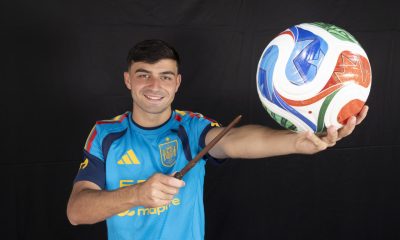 El jugador de la selección española Pedro González López, 'Pedri', posa con una varita mágica de juguete durante una entrevista con Efe en la concentración de la selección española en Chattanooga, (Estados Unidos). EFE/Lavandeira jr