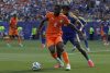 Leandro Bacuna (d) de Curazao disputa un balón con Franck Kessie de Costa de Marfil en un partido del grupo E del Mundial de la FIFA 2026. EFE/ David Toro
