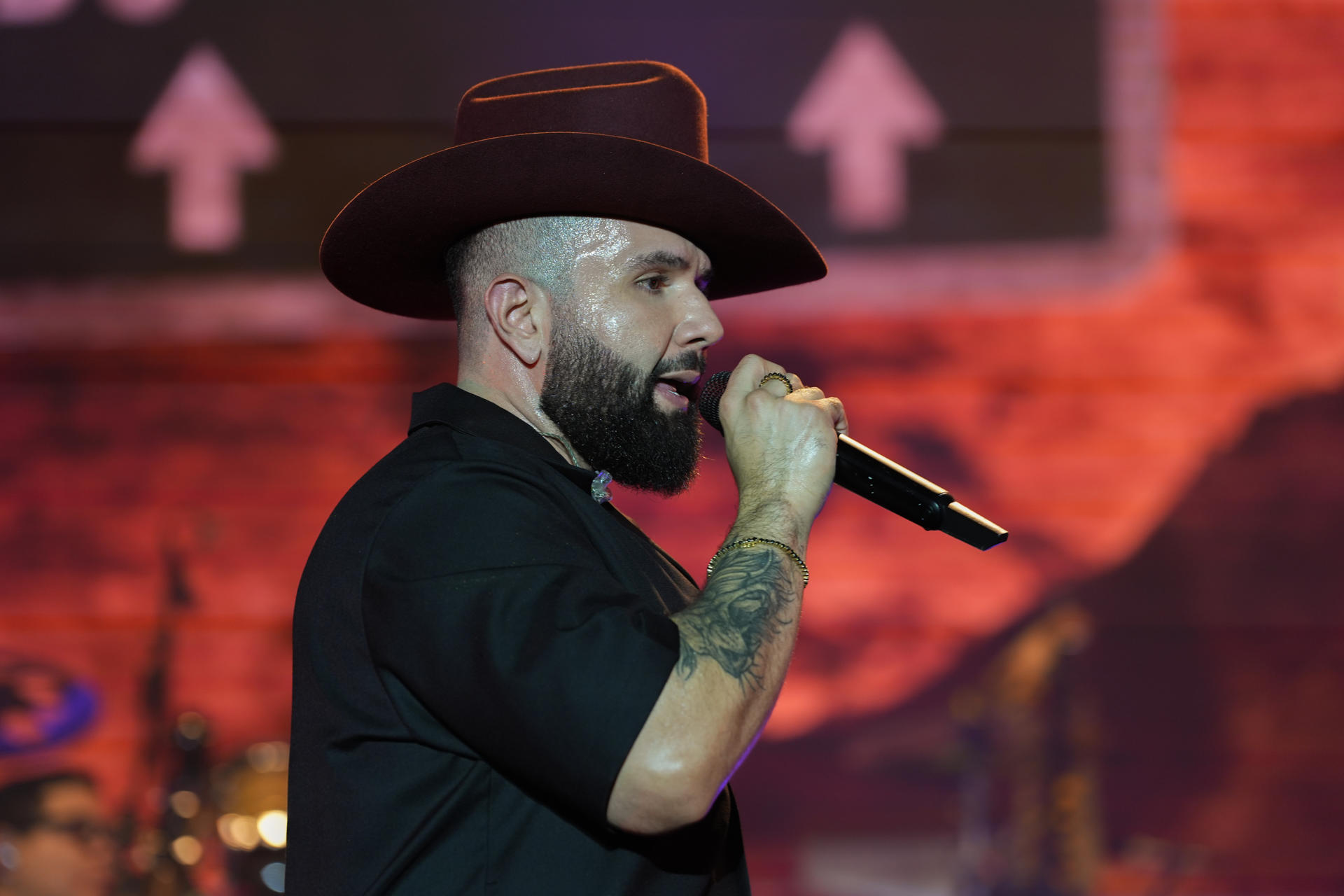 El cantante mexicano Carín León fue captado este 28 de junio, durante un concierto de su gira 'De Sonora pa'l mundo', en el Nu Stadium de Miami (FL, EE.UU.). EFE/Alberto Boal