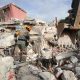 Un rescatista del Ejercito de México junto a su perro trabajan en un edificio afectado en La Guaira (Venezuela). EFE/ Ronald Peña R
