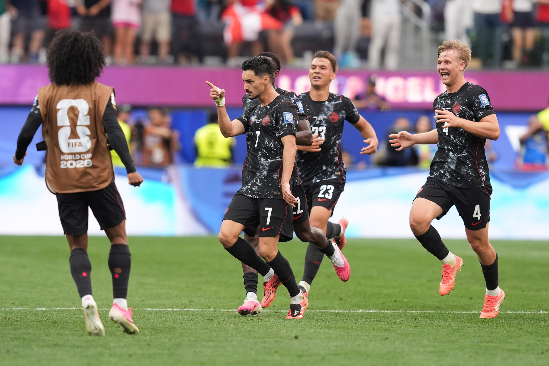 Jugadores de Canadá celebran un gol en un partido por los dieciseisavos de final del Mundial de la FIFA 2026. EFE/ Omar Alonso