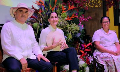 Fotografía cedida por el Ministerio de Cultura de Panamá que muestra a su titular, María Eugenia Herrera (c), al director nacional de Artesanías, Algis Díaz (i) y a la Maestra Artesana 2025, Gloria Lina Hernández, posando durante la presentación de la Feria Nacional de Artesanías este martes en Ciudad de Panamá (Panamá).EFE/ Ministerio de Cultura de Panamá