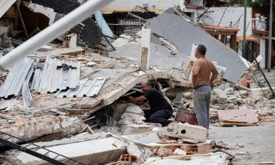 Una persona observa una zona afectada por los terremotos, este domingo, en Catia La Mar (Venezuela). EFE/ Ronald Peña R