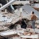 Una persona observa una zona afectada por los terremotos, este domingo, en Catia La Mar (Venezuela). EFE/ Ronald Peña R