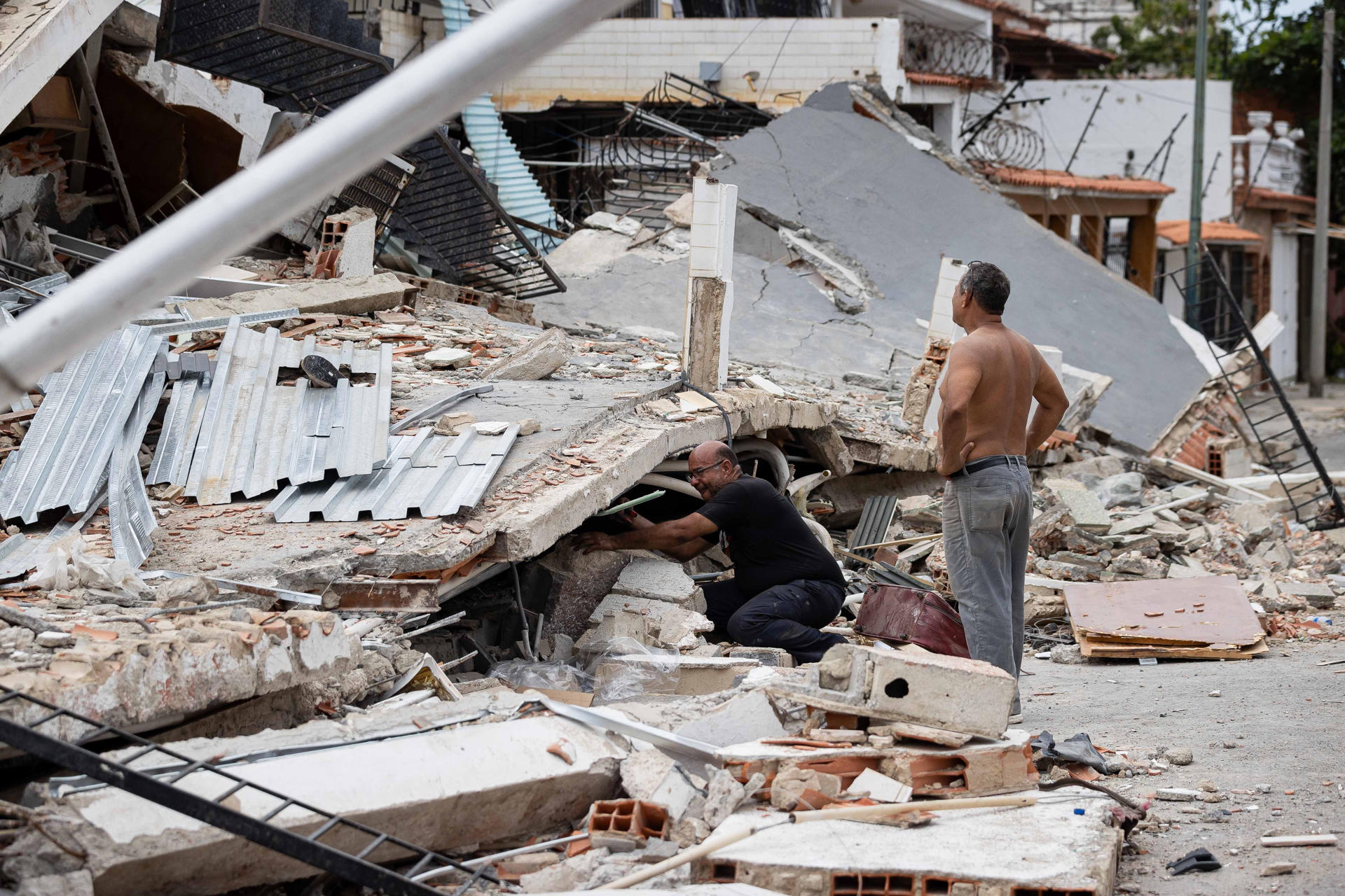 Una persona observa una zona afectada por los terremotos, este domingo, en Catia La Mar (Venezuela). EFE/ Ronald Peña R