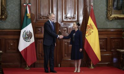 La presidenta de México, Claudia Sheinbaum (d), saluda al rey Felipe VI de España este jueves, en el Palacio Nacional en la Ciudad de México (México). EFE/ José Méndez