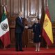 La presidenta de México, Claudia Sheinbaum (d), saluda al rey Felipe VI de España este jueves, en el Palacio Nacional en la Ciudad de México (México). EFE/ José Méndez